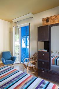 una camera con letto, sedia e cassettiera di Hotel Blu di Te a Santa Margherita Ligure Altre 37 foto