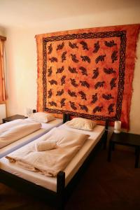 
Ein Bett oder Betten in einem Zimmer der Unterkunft Hotel Schwarzer Adler Sillian
