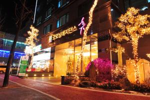 una tienda con luces de Navidad delante de ella en Good Morning Residence Hue en Daejeon