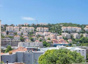 Blick auf eine Stadt mit Gebäuden und Bäumen in der Unterkunft Spacious City Center apartment - 4 pax in Dubrovnik