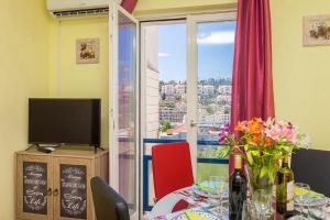 ein Esszimmer mit einem Tisch und Stadtblick in der Unterkunft Spacious City Center apartment - 4 pax in Dubrovnik