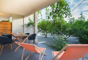 eine Terrasse mit Stühlen und einem Tisch auf der Terrasse in der Unterkunft Apartments Zambarlin in Komiža