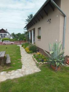Vonkajšia záhrada v ubytovaní Virágos Apartman Balatonszemes