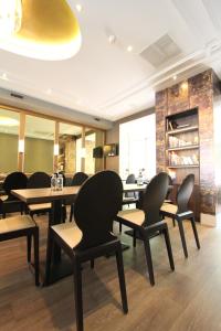 a restaurant with chairs and tables in a room at Apple Inn Hotel in Amsterdam