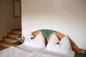Ein Bett oder Betten in einem Zimmer der Unterkunft Pension Gartner