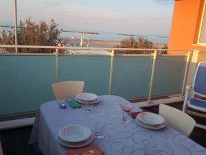 een tafel op een balkon met uitzicht op de oceaan bij villa a mare in Senigallia