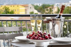 un tavolo con due bicchieri di champagne e un cesto di frutta di Luxury Rooms & Suites a Olbia