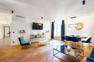 a living room with a table and chairs at CMG Champs Elysées - Boetie 6 in Paris