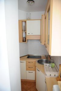 een kleine keuken met een spoelbak en een aanrecht bij Apartma LaVela in Izola +7 foto's