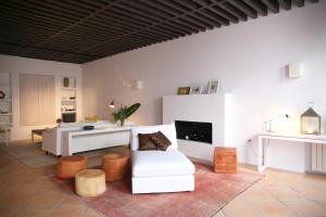 a living room with a white couch and a tv at RONDAPLACE in Ronda