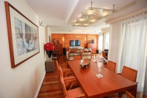 - une salle à manger et un salon avec une table et des chaises dans l'établissement Marvelous Ocean View, à Funchal