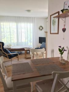 comedor y sala de estar con mesa y sillas en Apartment Bei Linda, en Beromünster