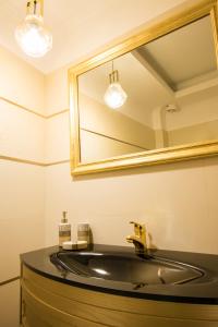 卡爾帕索斯的住宿－Poseidon Luxury Apartment，一间带水槽和镜子的浴室
