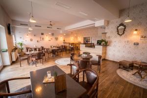 - un restaurant avec des tables et des chaises dans une salle dans l'établissement Hotel Café Nahetal - Hotel garni, à Gensingen