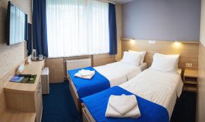 En eller flere senge i et værelse på Truskavets 365 Hotel