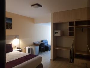 a hotel room with a bed and a desk and a desk at Valle Sur Hotel Moquegua in Moquegua