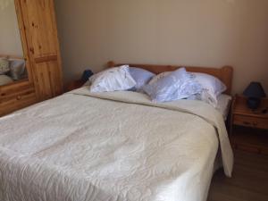 Кровать или кровати в номере Rehab Apartment