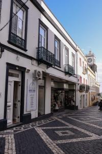 una strada acciottolata di fronte a un edificio di Casa da Matriz a Ponta Delgada