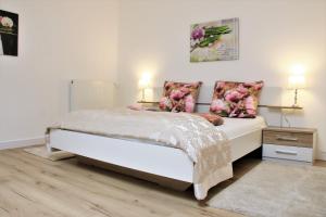 Un dormitorio con una cama con flores rosas. en Ferienwohnung en Zweibrücken