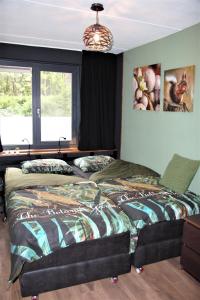 En eller flere senge i et værelse på bosbungalow Ruighenrode