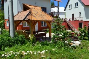 Κήπος έξω από το Apartmani Božana Vojinović