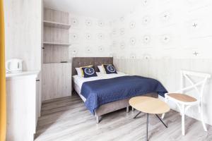 a bedroom with a bed and a table and chairs at Rafa przy Plaży in Sztutowo