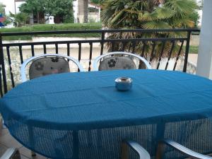een blauwe tafel en stoelen met een verlovingsring erop bij Apartmani i soba Mia Poreč in Poreč