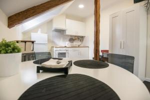 a kitchen and dining room with a table and chairs at Casa da Matriz in Ponta Delgada