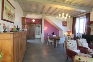 Maison Canterou في Monein: مطبخ وغرفة طعام مع طاولة وكراسي