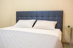 Giường trong phòng chung tại Apartments On Henuezskaya 5 +66 ảnh
