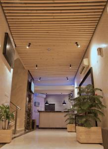 een kantoorlobby met een bureau en potplanten bij ساس رتل للوحدات السكنية المفروشة in Al Madinah
