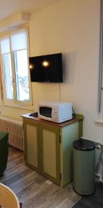 a microwave sitting on top of a counter in a room at Gîte, le Colmar Vintage Station in Colmar