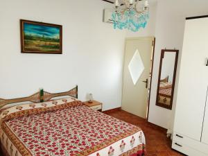 1 dormitorio con cama y espejo en Chiaia Apartments, en Ponza