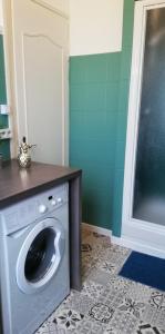 a laundry room with a washing machine in a room at Gîte, le Colmar Vintage Station in Colmar +14 photos