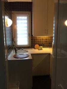 a small kitchen with a sink and a window at Messewohnung Düsseldorf in Düsseldorf