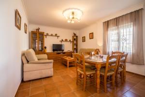 a dining room with a table and chairs at Chalet adosado Atalaya P in Conil de la Frontera