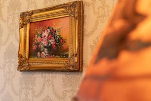 obraz wazy kwiatów na ścianie w obiekcie St. Terezie - Baroque Residence w Pradze