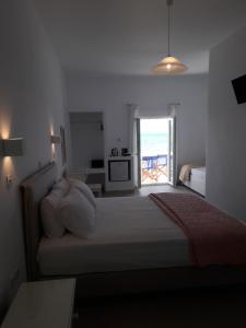 เตียงในห้องที่ Naxos Golden Beach 2