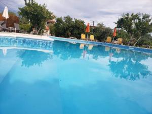 Bazén v ubytování Marketos Apartments nebo v jeho okolí