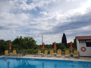 Bazén v ubytování Marketos Apartments nebo v jeho okolí