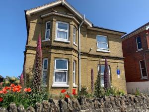 尚克林Number 29 - Only Adults的前面有鲜花的砖房