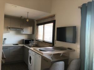 a kitchen with a washer and dryer on a counter at Duplex avec piscine in Villenave-dʼOrnon