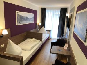 een kleine hotelkamer met een bed en een bureau bij Altes Winzerhaus in Cochem