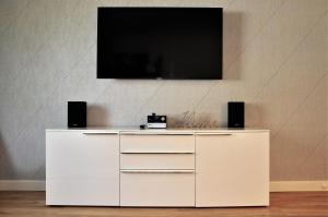 ヴェーデルにあるELBQUARTIER N°3 - Ferienwohnung in Wedelの白いエンターテイメントセンター(壁掛けテレビ付)