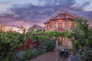 康斯坦察Vila Magica的房屋前方设有天井