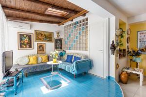 A seating area at Splendida Casa A Taormina " Casa di Anna "