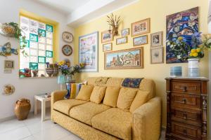 A seating area at Splendida Casa A Taormina " Casa di Anna "