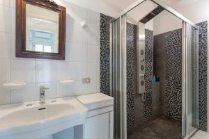 A bathroom at Splendida Casa A Taormina " Casa di Anna "