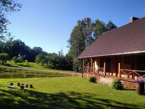 Taman di luar Alisa kviečia.