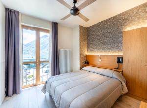Un pat sau paturi într-o cameră la Hotel Argegno